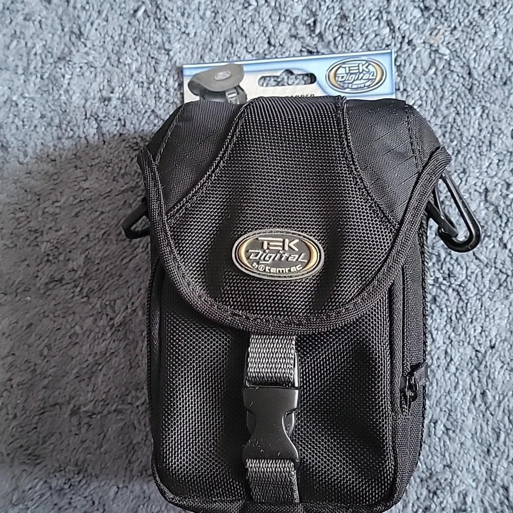 Tek Digital by Tamrac foam padded Camera case, black. Multiple pockets